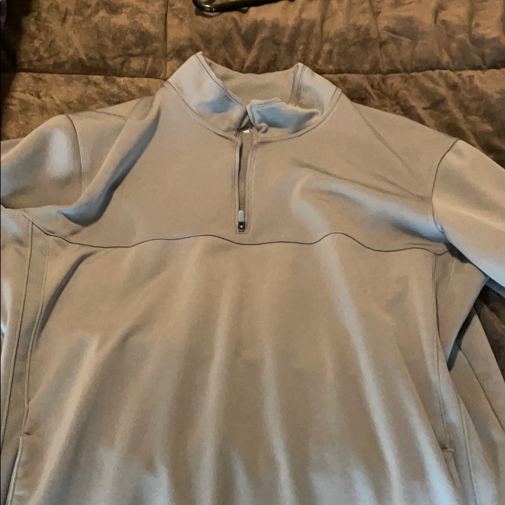 Men’s/women’s Nike golf half zip with pockets.